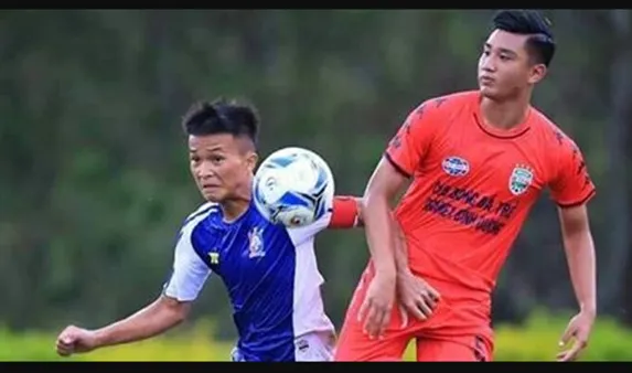 Trung vệ Đức Nguyễn Davide (bên phải)