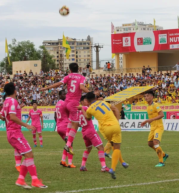 Phan Văn Đức lập cú đúp đem chiến thắng thứ 4 liên tiếp về cho SLNA ảnh 1