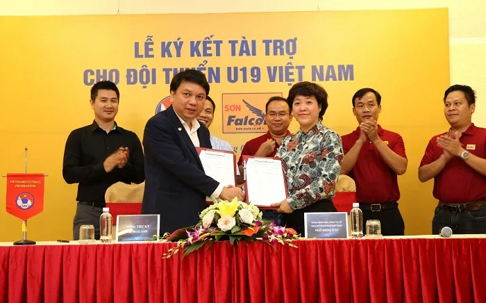 Lãnh đạo VFF và nhà tài trợ Sơn Falcon tại lễ ký kết. Ảnh: Quang Minh