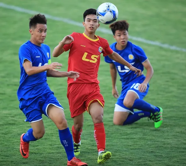 Viettel (áo đỏ) khẳng định sức mạnh qua chiến thắng 4-2 trước HA.GL