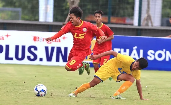 Đà Nẵng (áo đỏ) dừng bước trước SLNA ở trận bán kết