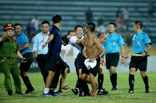 Khán giả “vượt rào” xuống sân phản ứng trọng tài trên sân Thiên Trường ảnh 4