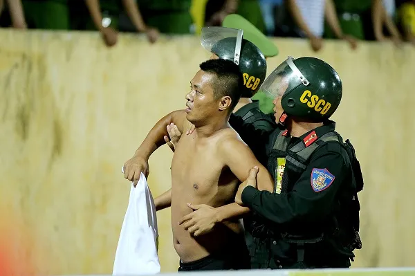 Khán giả “vượt rào” xuống sân phản ứng trọng tài trên sân Thiên Trường ảnh 5