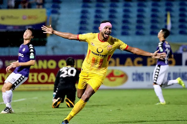 Nam Định bất ngờ vượt lên dẫn 3-0 với cú đúp của Diogo. Ảnh: MINH HOÀNG