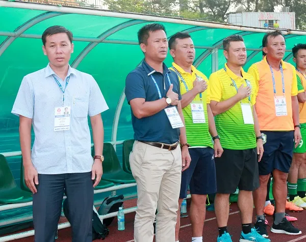 Ông Thanh Danh (bìa trái) sẽ thay ông Hồng Vinh làm HLV trưởng. Ảnh: DƯƠNG THU