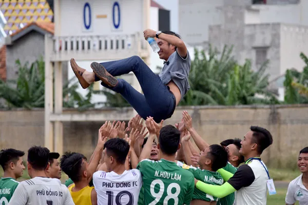 Cầu thủ Bà Rịa Vũng Tàu đuổi đánh trọng tài ảnh 1