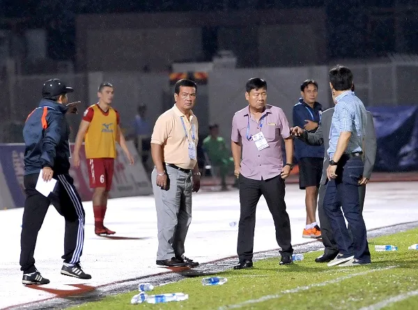 Ban huấn luyện đội Đà Nẵng phản ứng trọng tài trên sân Thống Nhất. Ảnh: NGUYỄN NHÂN