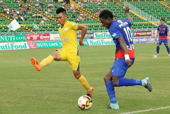 Patiyo (bên phải) vắng mặt sẽ làm cho hàng công Cần Thơ thêm yếu. Ảnh: DƯƠNG THU