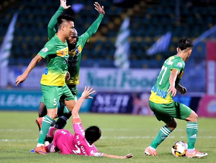 Sai lầm của hàng phòng ngự buộc Cần Thơ phải trả giá. Ảnh: NGUYỄN NHÂN