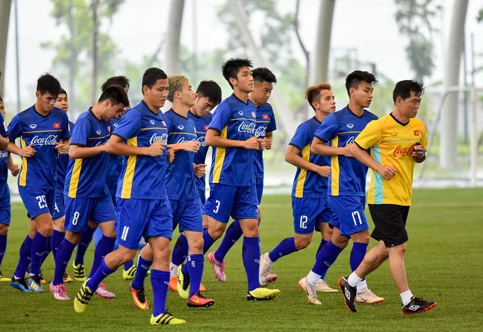 Bộ trưởng Bộ VH-TT-DL Nguyễn Ngọc Thiện thăm đội U23 Việt Nam ảnh 4