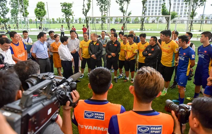 Bộ trưởng Bộ VH-TT-DL Nguyễn Ngọc Thiện thăm đội U23 Việt Nam ảnh 2