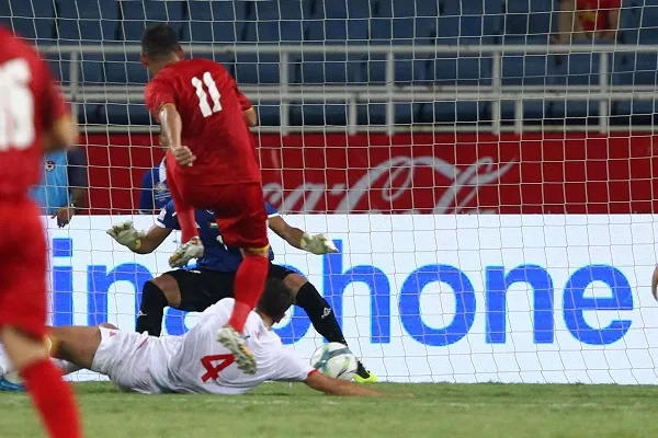 Bàn gỡ hòa 1-1 của Anh Đức (ảnh: HOÀNG HÙNG)