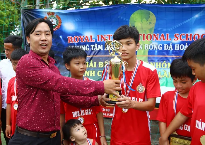 U10 Bình Thạnh, U13 Tân Phú vô địch giải bóng đá Hoàng Gia 2018 ảnh 1