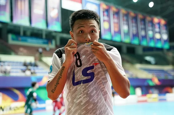 Niềm vui của Minh Trí sau bàn thắng. Ảnh: ANH TRẦN