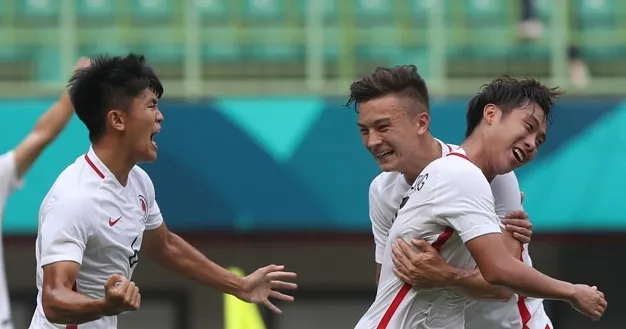 Niềm vui của các cầu thủ Hồng Công sau chiến thắng đầu tiên