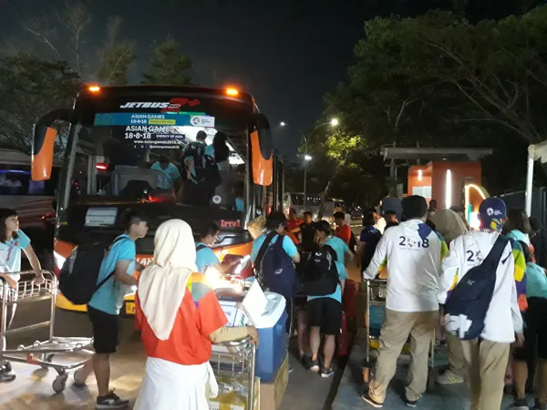 Đội nữ Việt Nam chuyển khách sạn trong đêm 17-8