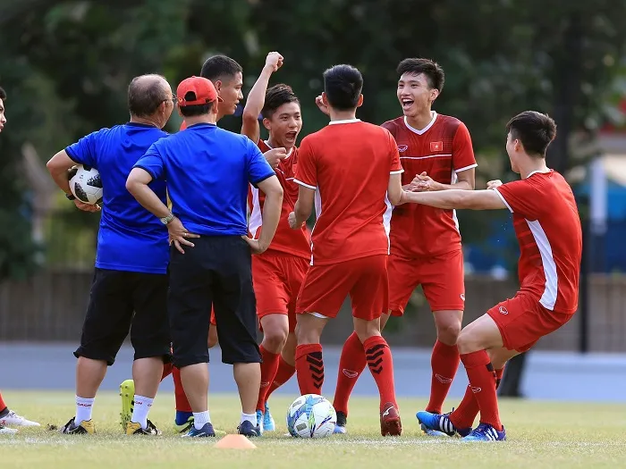 Sân tập rộn tiếng cười của đội Việt Nam vào chiều 25-8