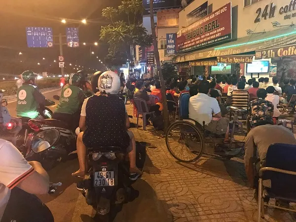 Người hâm mộ xuống đường mừng chiến thắng ảnh 6