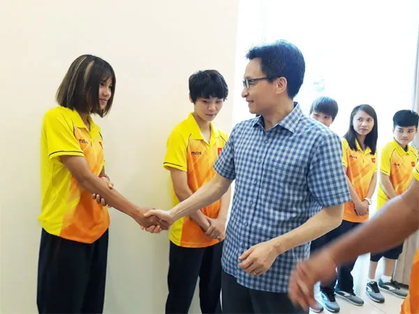 Phó Thủ tướng bắt tay chào mừng các thành viên của đội tuyển