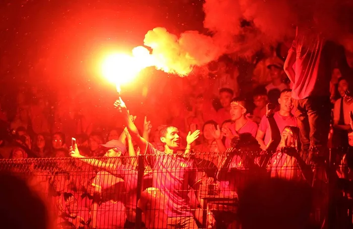 Người hâm mộ xuống đường mừng chiến thắng ảnh 10