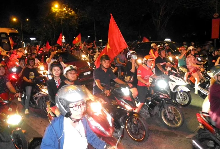 Người hâm mộ xuống đường mừng chiến thắng ảnh 8