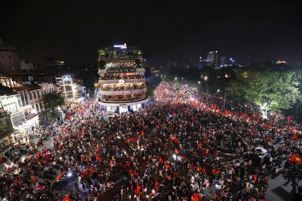 Người hâm mộ xuống đường mừng chiến thắng ảnh 16