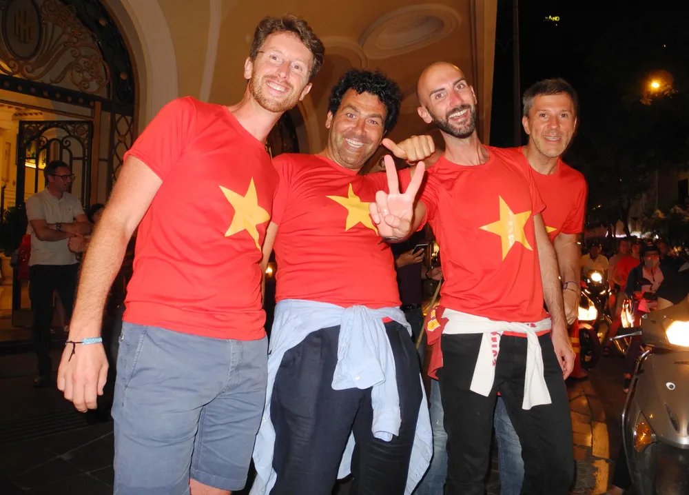 Người hâm mộ xuống đường mừng chiến thắng ảnh 5