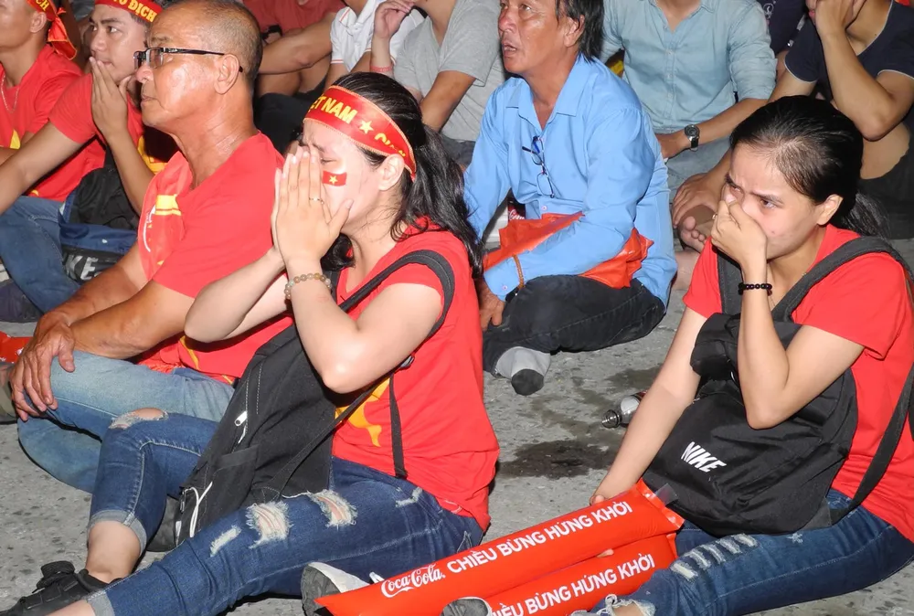 Người hâm mộ xuống đường mừng chiến thắng ảnh 1