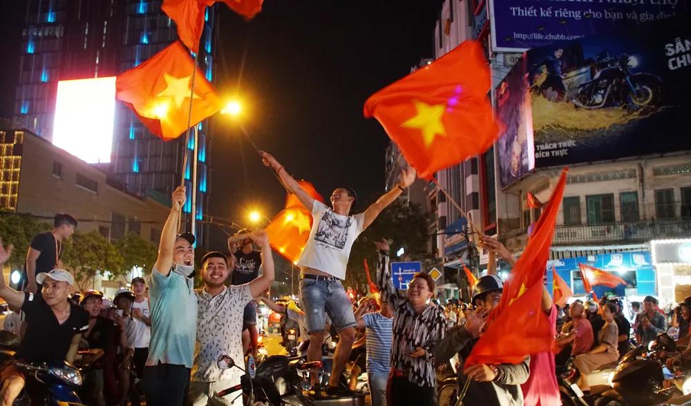 Người hâm mộ xuống đường mừng chiến thắng ảnh 4