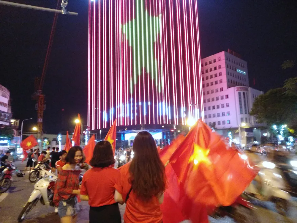 Người hâm mộ xuống đường mừng chiến thắng ảnh 17