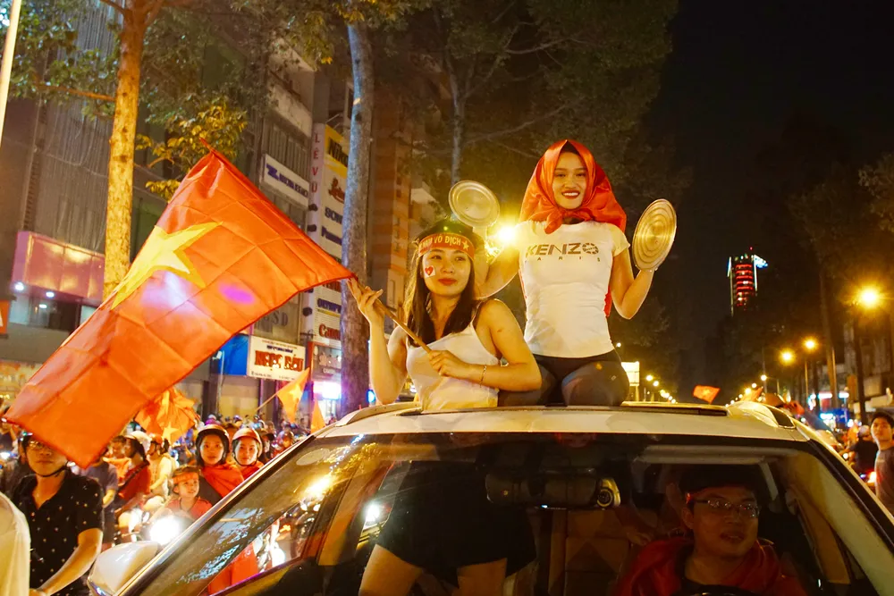 Người hâm mộ xuống đường mừng chiến thắng ảnh 3