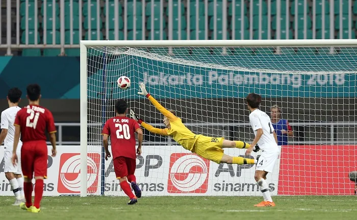 Bàn gỡ 1-3 của Minh Vương. Ảnh: DŨNG PHƯƠNG