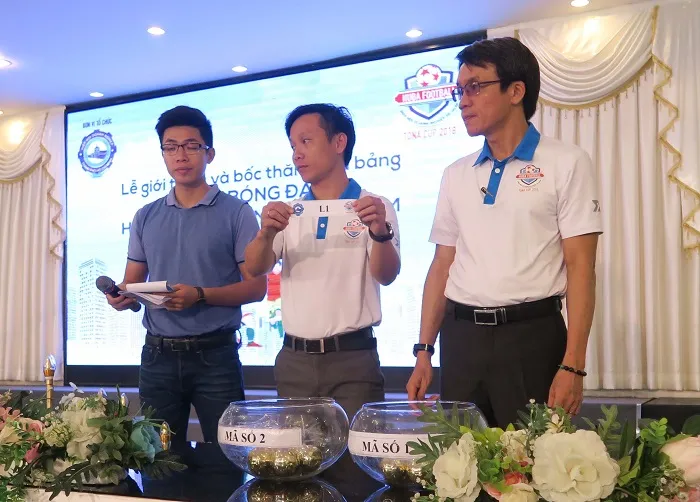 Đại diện các đội tại lễ bốc thăm chia bảng. (Ảnh: ANH TRẦN)