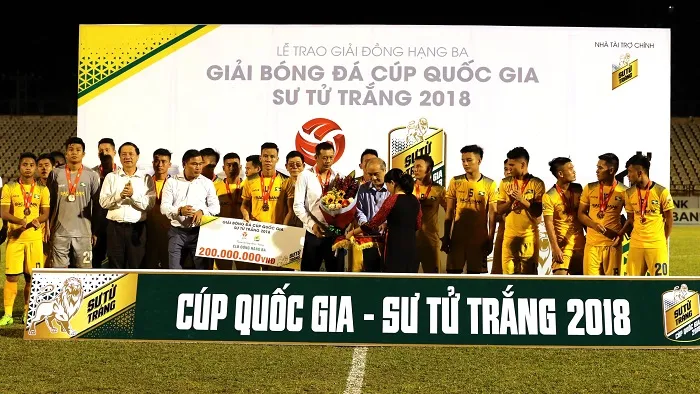 SLNA trở thành cựu vô địch. Ảnh: MINH HOÀNG