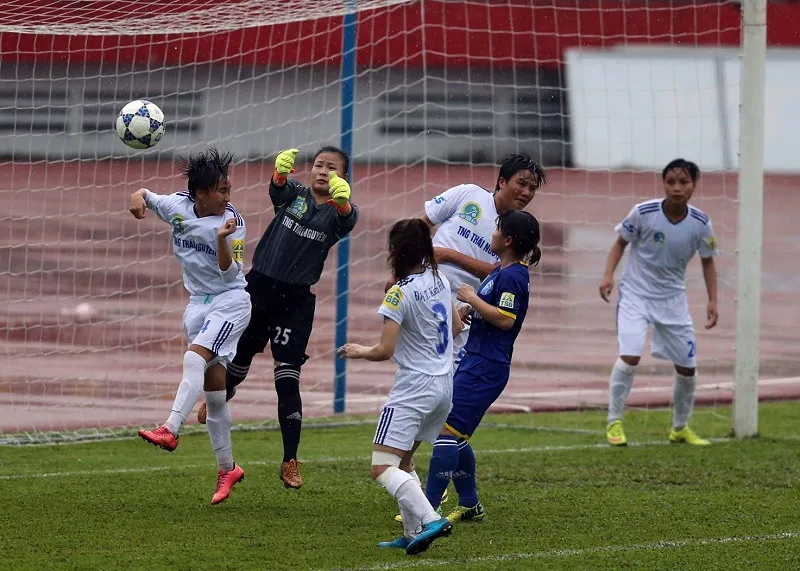 Các cô gái TKS Việt Nam vượt qua TPHCM I và Hà Nam sau vòng 8. Ảnh: DŨNG PHƯƠNG