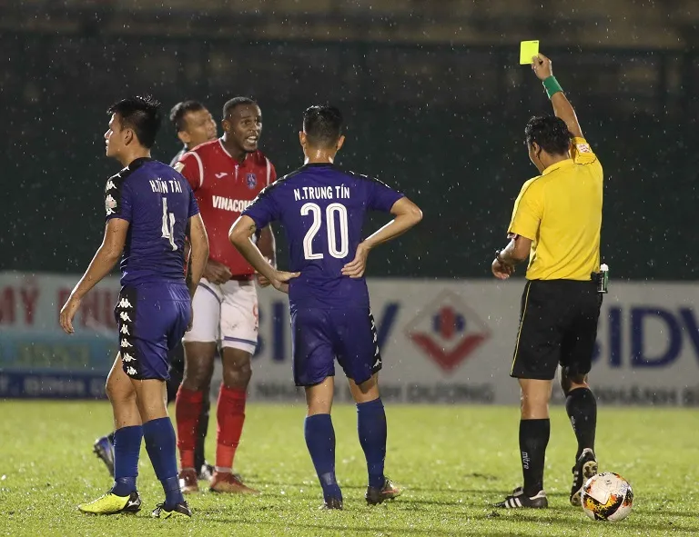 HLV Nguyễn Đức Thắng bị kỷ luật ngồi trên khán đài đến cuối giải ảnh 2