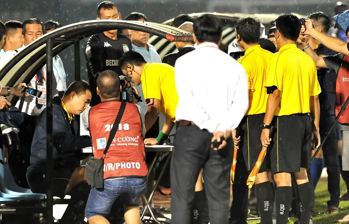HLV Nguyễn Đức Thắng bị kỷ luật ngồi trên khán đài đến cuối giải ảnh 1