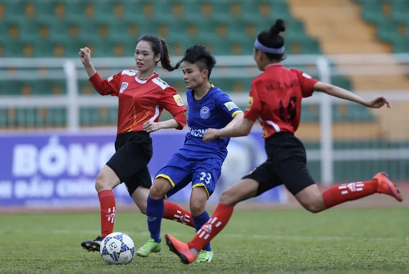 TKS.Việt Nam (áo xanh) vươn lên ngôi đầu sau vòng 10. Ảnh: DŨNG PHƯƠNG