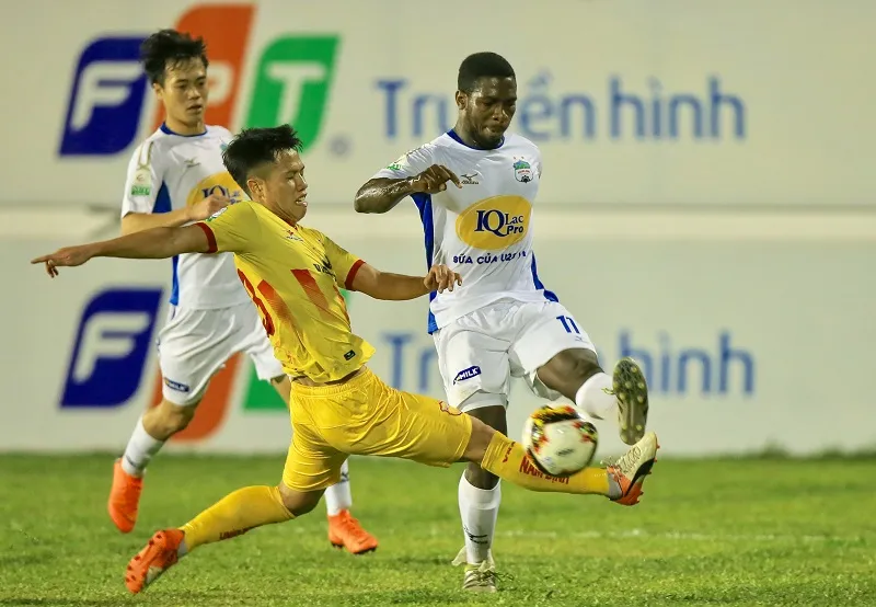 HA.GL và Nam Định đang tranh chấp quyết liệt suất trụ hạng. Ảnh: DŨNG PHƯƠNG