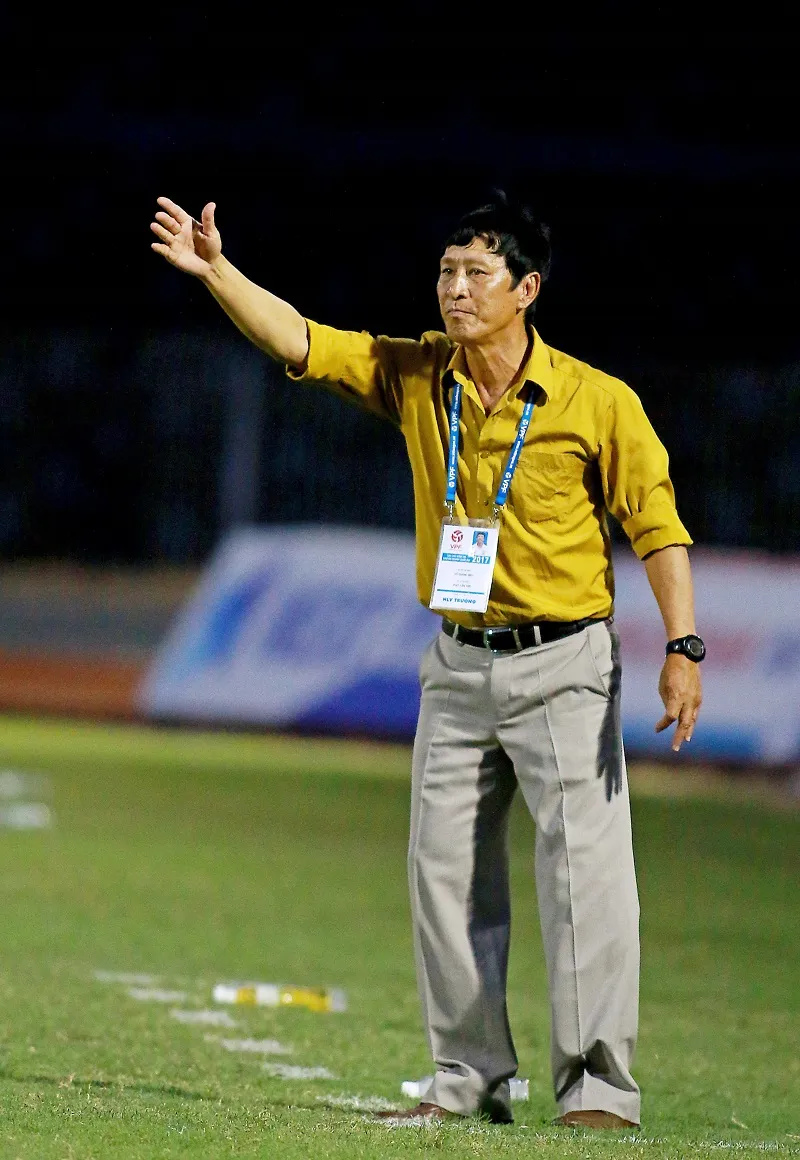 “Phù thủy” Vũ Quang Bảo thừa nhận cửa trụ hạng rất khó với Cần Thơ ảnh 1