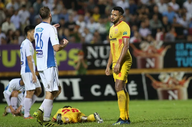 Nam Định lâm nguy sau trận thua HA.GL. Ảnh: MINH HOÀNG