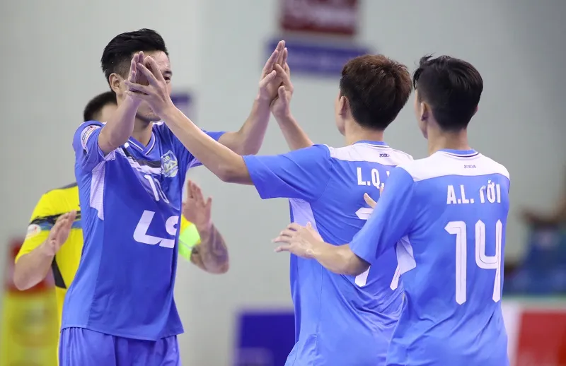 Thái Sơn Nam vươn lên ngôi đầu sau chiến thắng kịch tính ảnh 1