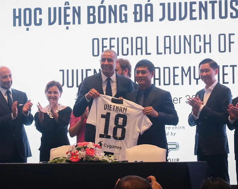 David Trezeguet và Chủ tịch MBG Nguyễn Hữu Thắng trao quà lưu niệm tại buổi ra mắt. Ảnh: ANH TRẦN