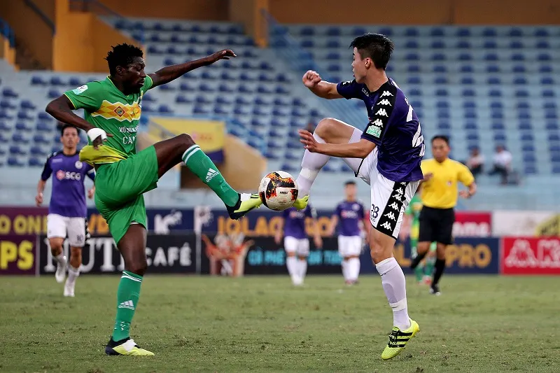 Cần Thơ thua Hà Nội 0-3 trong cuộc "so giày" ở vòng 25. Ảnh: MINH HOÀNG