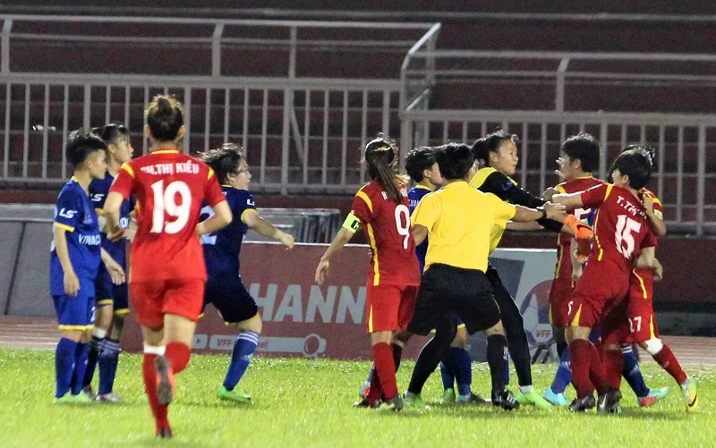 Một số cầu thủ hai đội đã thiếu kềm chế dẫn đấn xô xát trên sân. Ảnh: Nguyễn Hoàng