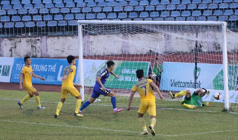 Tình huống ghi bàn nâng tỷ số 2-0 của Sỹ Giáp. Ảnh: KIM BẢO