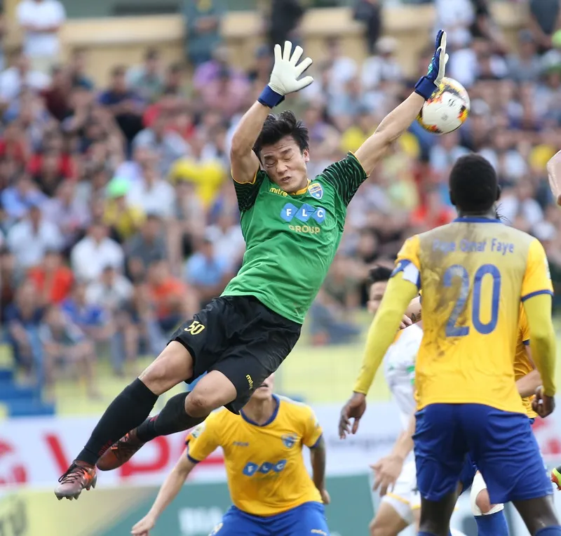 HLV Bình Dương và Thanh Hóa an ủi sau sai lầm kép của thủ môn Bùi Tiến Dũng ảnh 1