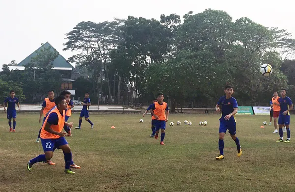 Chất lượng sân tập là mối lo ngại chung của các đội dự giải. Ảnh: NHẬT ĐOÀN