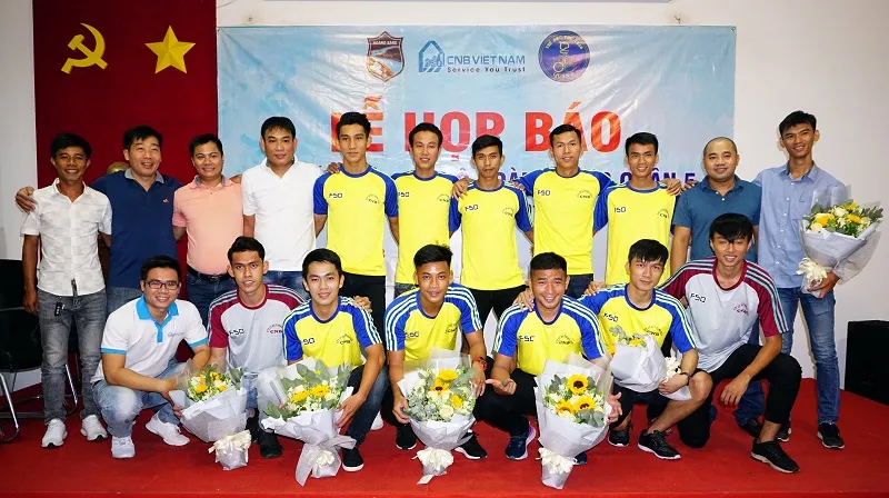 tập thể CLB Hoàng Sang tại lễ ra mắt. Ảnh: Anh Trần