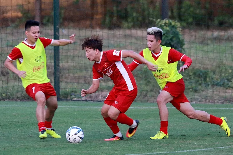 HLV Park Hang-seo làm khó Công Phượng, Quang Hải ở bài tập đánh đầu ảnh 1